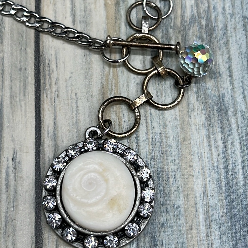 ⭐️Adorned Crown Jewelry Beaches and Butterflies collection Shell disc necklace - Picture 4 of 9